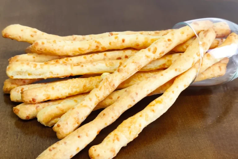 Grissini de Pão de Queijo Pão de queijo em formato diferente