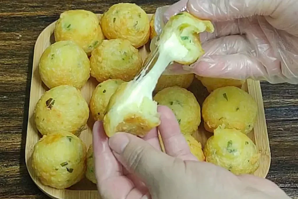Bolinho de Mandioca Recheado com Muçarela