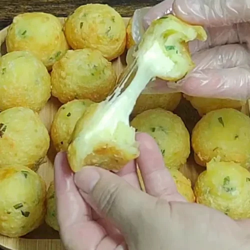 Bolinho de Mandioca Recheado com Muçarela