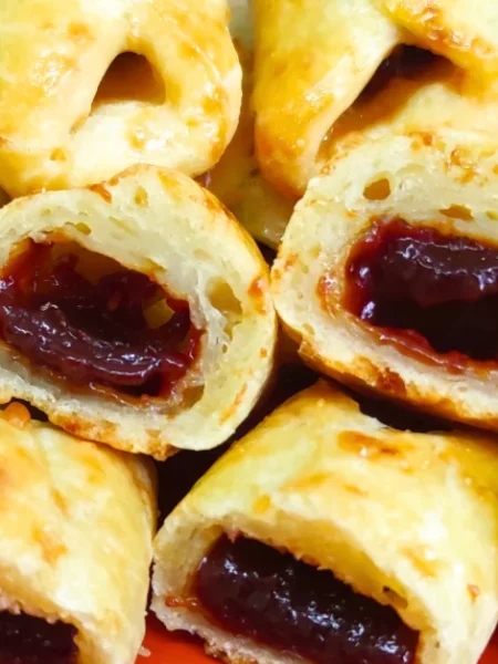 pão de queijo recheado com goiabada