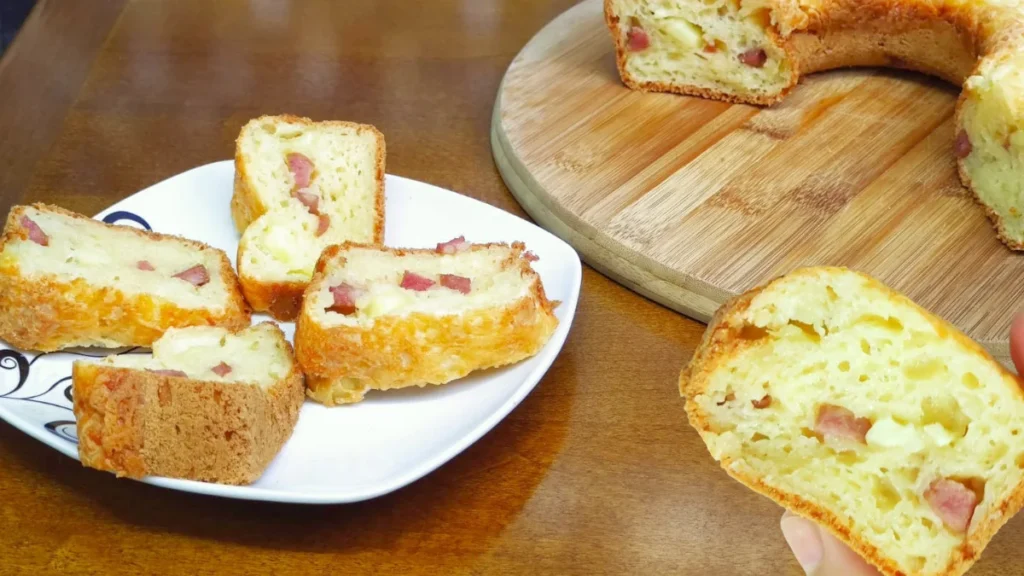 Bolo de pão de queijo recheado.