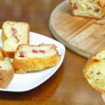 Bolo de pão de queijo recheado.