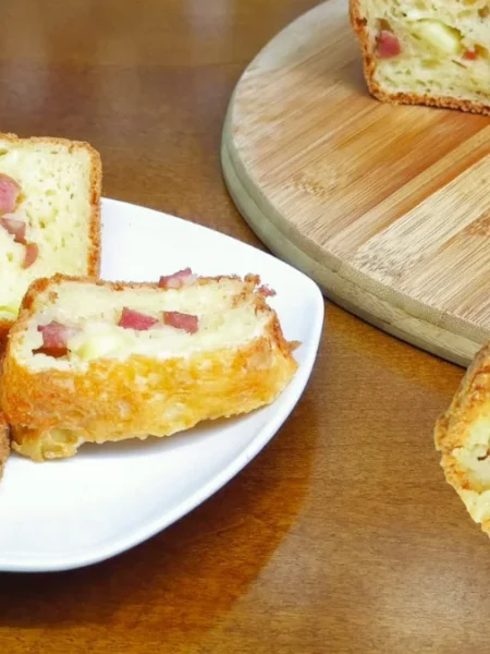 Bolo de pão de queijo recheado.