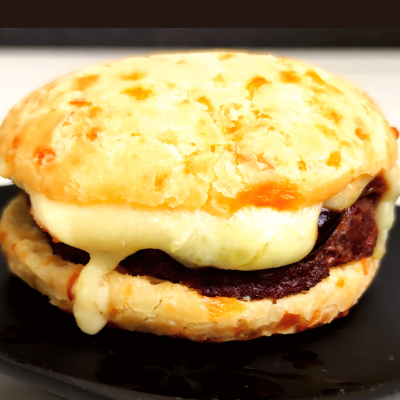 Sanduíche de Pão de Queijo com Hambúrguer Artesanal